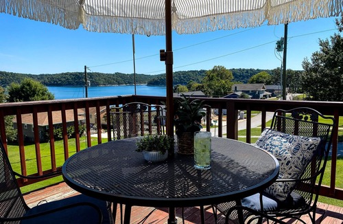 Beaver Shores House | Fun Beaver Lake Getaway+Views+Hot Tub