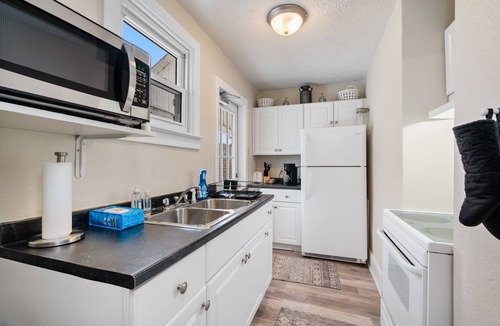 Verona Apartment | Furnished 2 bedroom 1 bathroom bottom floor unit in Verona