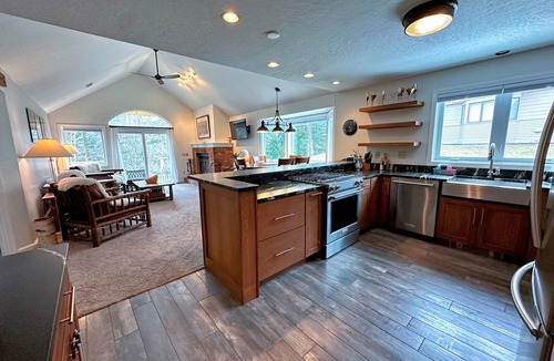 Carroll Condo | FV44 tastefully updated single level with AC, WiFi, minutes from skiing, Dog Friendly!