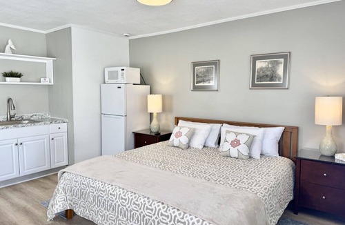 Hulls Cove Hotel | Gallagher`s Travels Room 15 (King Suite)