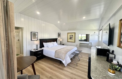 Hulls Cove Hotel | Gallagher`s Travels Room Five (King)