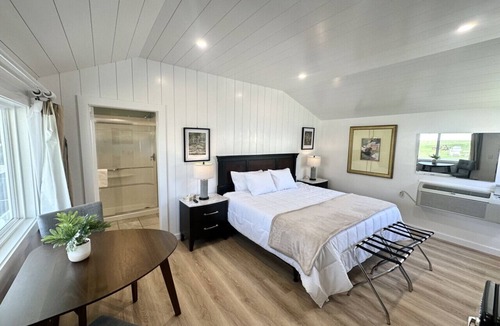 Hulls Cove Hotel | Gallagher`s Travels Room Five (King)