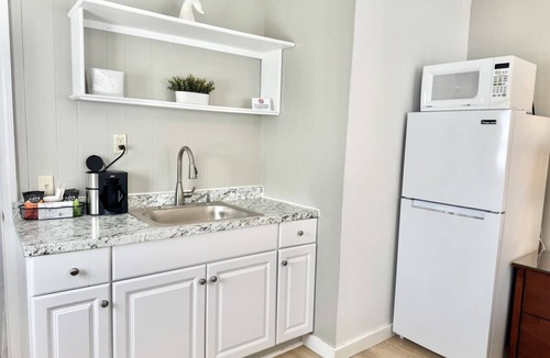Hulls Cove Bed & Breakfast | Gallagher`s Travels Room 15 (King Suite)