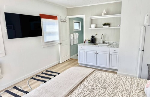 Hulls Cove Bed & Breakfast | Gallagher`s Travels Room 15 (King Suite)