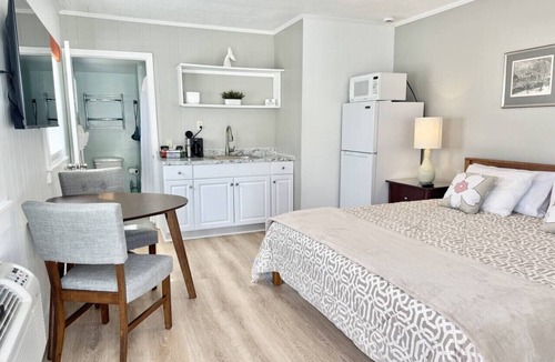 Hulls Cove Bed & Breakfast | Gallagher`s Travels Room 15 (King Suite)