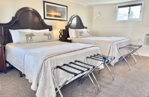 Hulls Cove Bed & Breakfast | Gallagher`s Travels Room 6 (Double Queen Beds)