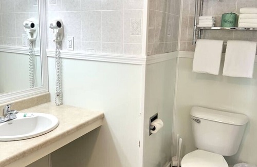 Hulls Cove Bed & Breakfast | Gallagher`s Travels Room 3 (Double Queen Bed)