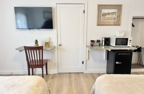 Hulls Cove Bed & Breakfast | Gallagher`s Travels Room 3 (Double Queen Bed)