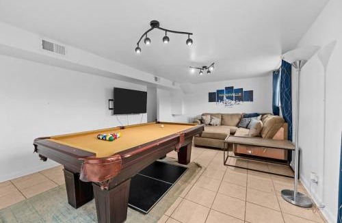McMurray House | Game Room and Bunks Sleeps 12 Near Downtown