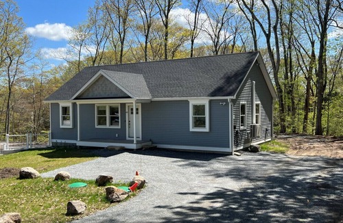 Salem House | Gardner Lake 2 Queen/1King/2 Bath/Laundry- Private