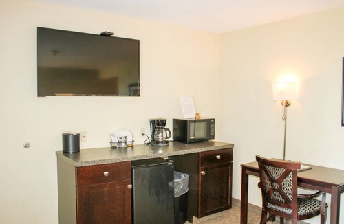 Kelleys Island Hotel | Glacier Suite at Kelley's Island Venture Resort