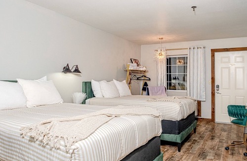 Indian Point Hotel | Glam Jam! - Newly Remodeled Stay in Style! Pets Stay Free