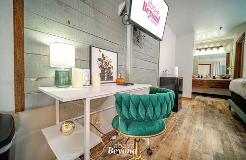 Indian Point Hotel | Glam Jam! - Newly Remodeled Stay in Style! Pets Stay Free