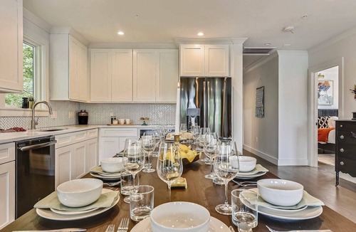 Jamaica Plain Apartment | Glamorous Treetop Escape | near T