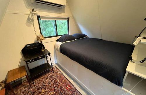 Hollowville House | Glamping A-Frame w/Outdoor Shower on Hillside