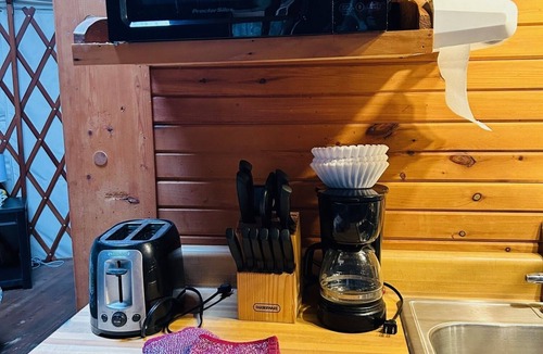 Elkins Cabin | GLAMPING YURT. Sleeps 4, HOT TUB, Pellet Stove