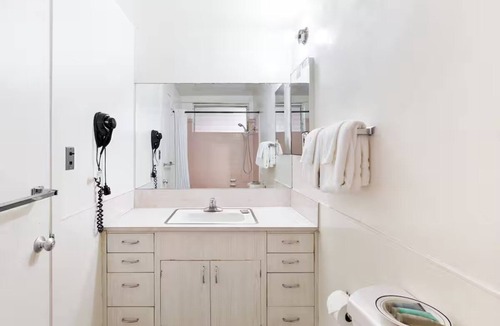 Waikiki Hotel | Good Island Base | Courtyard Pool, Pet-Friendly | 1.6 Mi to Ala Moana