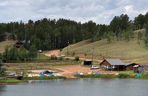 Spring Valley House | *Gorgeous 3bdrm Cabin Sleeps 12 on a Private Lake*