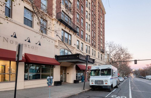 North Brookline Apartment | Gorgeous Brookline Studio w/Gym, steps to Green Line, by Blueground