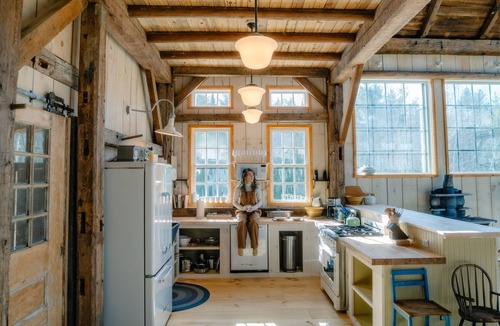 South Londonderry House | Gorgeous couples barn with WiFi & hot tub in lovely Londonderry