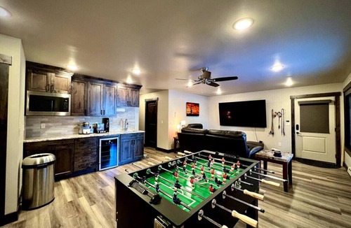 Meadow View Heights Apartment | Gorgeous New Cabin in Quiet Neighborhood- Hot Tub, Fire pit, Foosball Table. Optional spa room and gym room