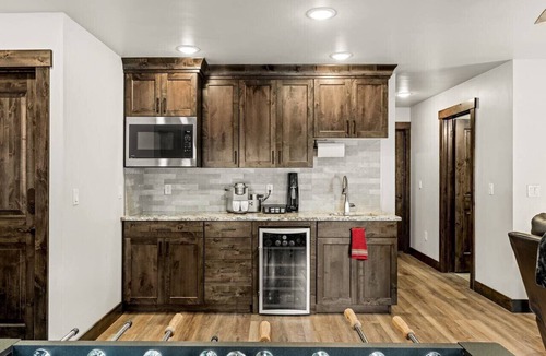 Meadow View Heights Apartment | Gorgeous New Cabin in Quiet Neighborhood- Hot Tub, Fire pit, Foosball Table. Optional spa room and gym room