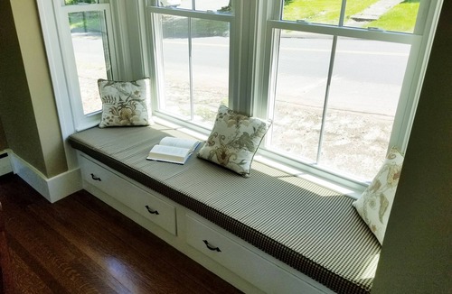 Collinsville House | Gorgeous River Views! On Rails to Trails and just steps to quaint Collinsville