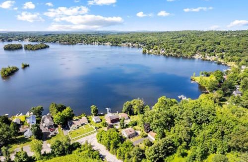 East Hampton House | Grammy's Famous Lake House Retreat