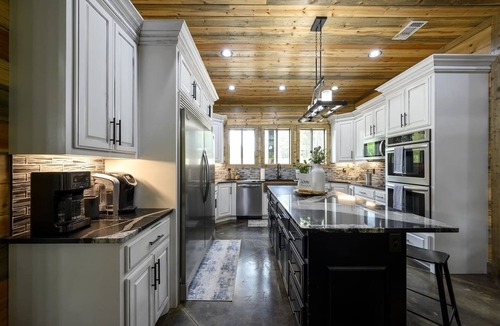 Hochatown Cabin | Grand Estate|sleeps 29|2 Hot Tubs|Playset|GameRoom