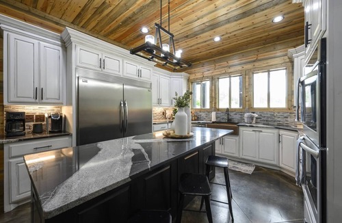 Hochatown Cabin | Grand Estate|sleeps 29|2 Hot Tubs|Playset|GameRoom
