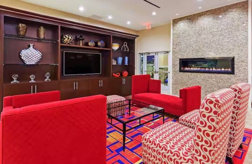 The Colony Hotel | Grandscape Getaway – 2 Queens/Breakfast/Pool