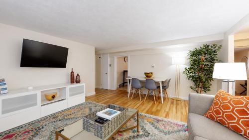 Brookline Apartment | Great 1 bed close to Longwd Med, Fenway, parkng