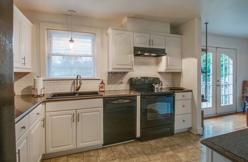 Nashville House | GREAT FOR LARGE GROUPS! Sleeps 12! CLOSE TO DOWNTOWN!
