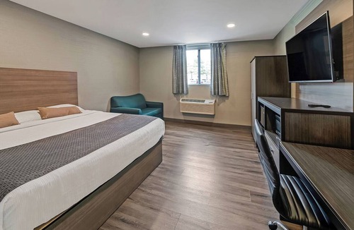 Foxboro Hotel | Great Foxboro Find! FREE Breakfast & Parking, Walking Distance to Patriot Place!