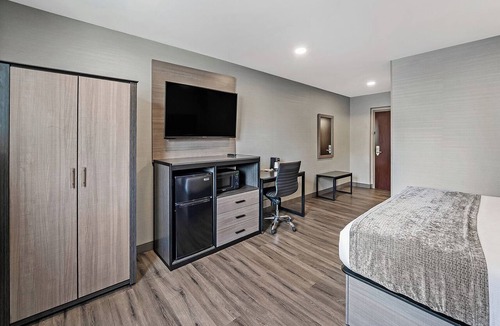 Foxboro Hotel | Great Foxboro Find! FREE Breakfast & Parking, Walking Distance to Patriot Place!