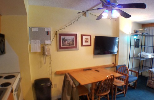 Snowshoe Apartment | GREAT Rates! STAY A WEEK FOR 20% OFF at Silver Creek Studio . Many Amenities!