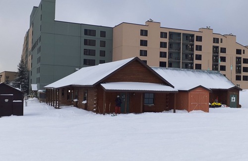 Snowshoe Apartment | GREAT Rates! STAY A WEEK FOR 20% OFF at Silver Creek Studio . Many Amenities!