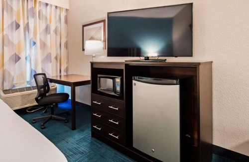 Blaine House | Great Relaxing Overnight Stay! Free Parking, Onsite Restaurant and Bar, Pool