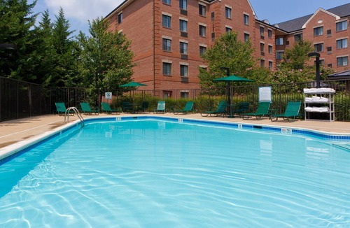 McLean Condo | Great Value! Cozy 2 Bedroom Suite in Mclean | Free Breakfast + 24h Business Center