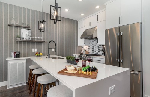 Katie Hill Neighborhood House | Groovy -Rooftop Patio w/Hot Tub -Mins to Broadway