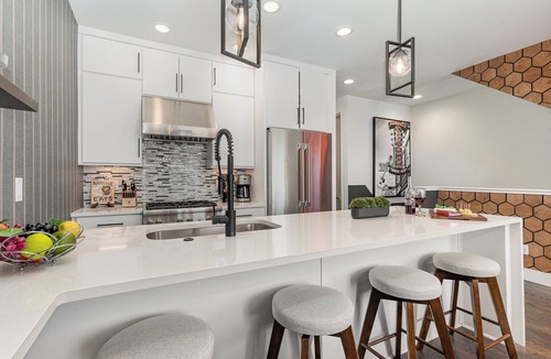 Katie Hill Neighborhood Cottage | Groovy -rooftop Patio w/Hot Tub -mins to Broadway