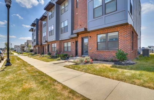 Frederick House | Group & Family Welcome, 1 Mile to Historic Frederick, 4 Bedrooms, 4 Baths