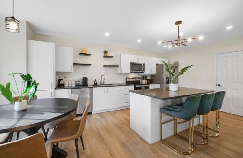 Maple Hill House | Group-Friendly 10BR Townhouse, Best Area in Bloomfield
