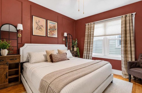 Schnitzelburg House | Group-friendly Beechmont retreat with backyard