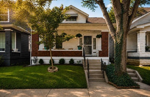 Schnitzelburg House | Group-friendly Beechmont retreat with backyard