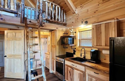 Scio Cabin | Group Friendly Cabin with Spa on the Deck near Tappan Lake in Ohio