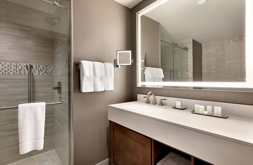 Berkeley Heights Hotel | Group Friendly Stay! 3 Cozy Units w/Pool, Free Breakfast, Shuttle & Parking!