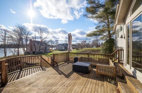 Alton House | Halfmoon Lake 3BR Home w Game Room Deck Dock