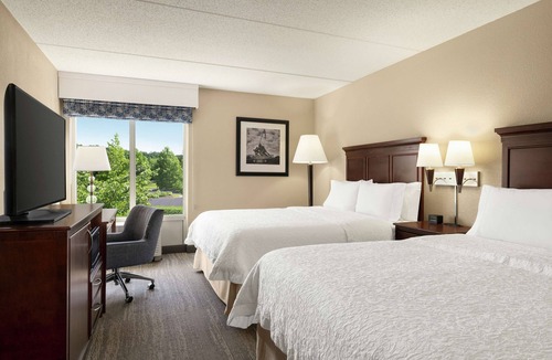 Potomac Falls Hotel | Hampton Inn Dulles - Cascades