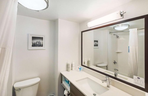 North Westport Hotel | Hampton Inn Fall River/Westport